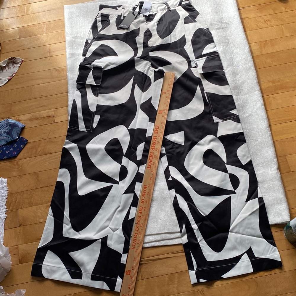 black and white pants pockets in the back fits like a size 8